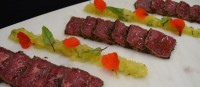 Tataki de res con chutney de piña Tataki de res con chutney de piña